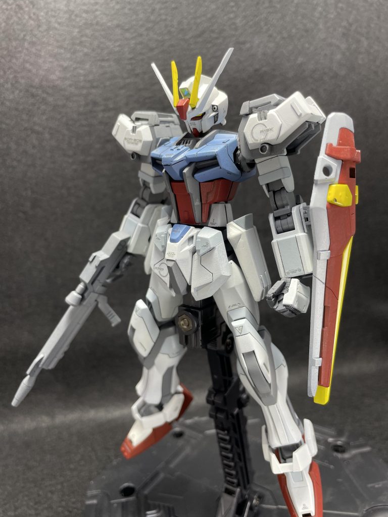 素トライク単調な白にしたくなかったのでMG RGや作例を見ながらディテールアップしたり、塗り分けを行いました。遠目から見れば白、近づけば情報量も多く満足の出来です！