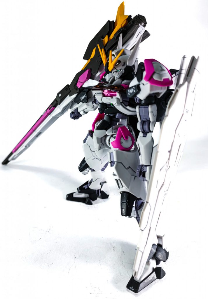 ロングレンジビットステイヴが大きい。レッド部分だけピンクで塗装、色を揃えました。イエローは塗りたくなかったのでアンテナ増設によって黄色があってもいいやろ感を演出。