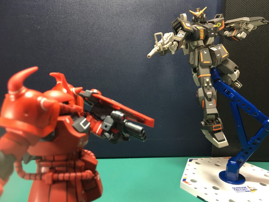 今回製作したグフクリムゾンカスタムは。以前投稿した陸戦型ガンダムのように宇宙世紀の世界に存在した想定で製作しています。 こちらは北米方面にて活動していたジオン残党軍の隊長機という設定で考えました。ちなみに連邦側とジオン側の機体構成は下記で想定しています。連邦側:陸戦型ガンダム、陸戦型ジム、ジム、ジムD型(寒冷地仕様と同型)ジオン側:グフクリムゾンカスタム、ザク・ハーフキャノン、ドム・トローペン、ザク(J型)