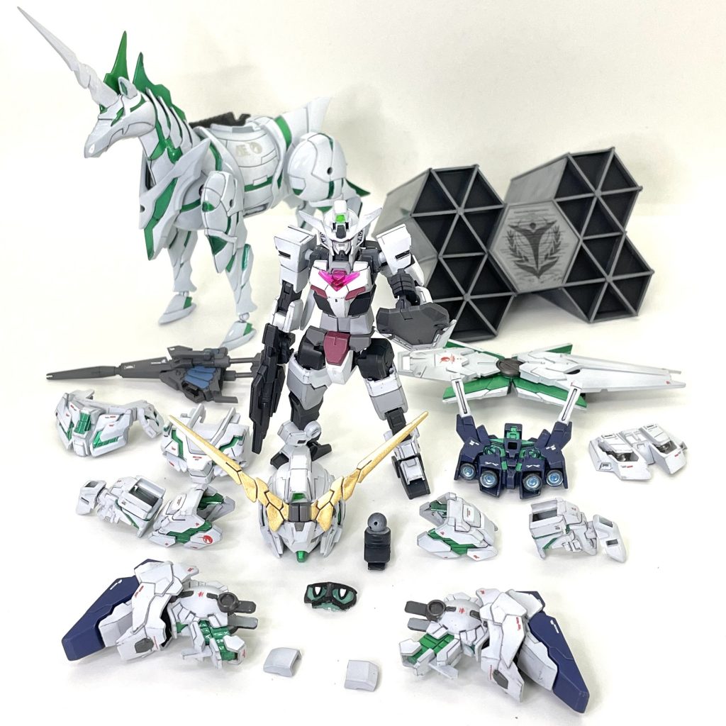 パーツを並べて。今回の塗装は以下の通り。記載のないものは水性ホビーカラー。GCは水性ホビーガンダムカラー、GSCは水性ホビーガンダムSeedカラー。BLルミネは可視光には無色透明の蛍光塗料。コアガンダム下地: 水性サーフェイサー1000白: GCガンダムホワイトグレー1: GCファントムグレーグレー2: パープルグレーグレー3: GSC ディアクティブグレーワインレッド: GCシャア専用レッドSDユニコァンアーマー、ユニコーンGUNBA本体サイコフレーム下地: GCファントムグレー →シルバー軍馬下地: シルバーその他の下地: 水性サーフェイサー1000サイコフレーム: クリアグリーン+BLルミネグリーン→クリア+雲母堂本舗CCブルー+VCアクア白: GCホワイト→ホワイト（ハイライト）紺色: GC ティターズブルー2グレー1: ファントムグレーグレー2: パープルグレーその他: 焼鉄色、アクリジョン ミディアムブルーなど仕上げ等コピックモデラー 0.02 ブラックでスミ入れ（書き込み）、シルバー+濃いめのグレーでエッジをドライブラシ、GUNBAを光沢クリア、他をつや消しクリアでトップコート。デカールはペルフェクティビリティに使ったRGユニコーン用デカールのあまり、リアリスティックデカールのあまり、ガンダムデカールＤＸ 02 機動戦士ガンダムUC MS用を使用しました。