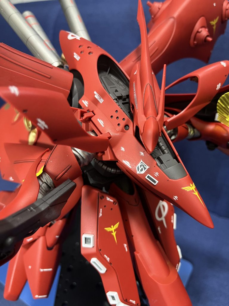 その代わり、めちゃくちゃにデカールを貼りました。貼りすぎてF1カーのスポンサーステッカーみたいになってしまいました笑