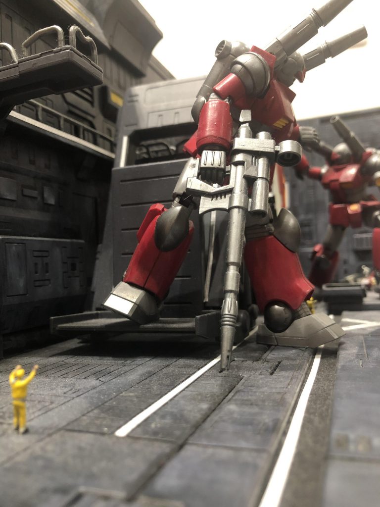 人の目線からMSを見上げ、MSの巨大感を演出しました。