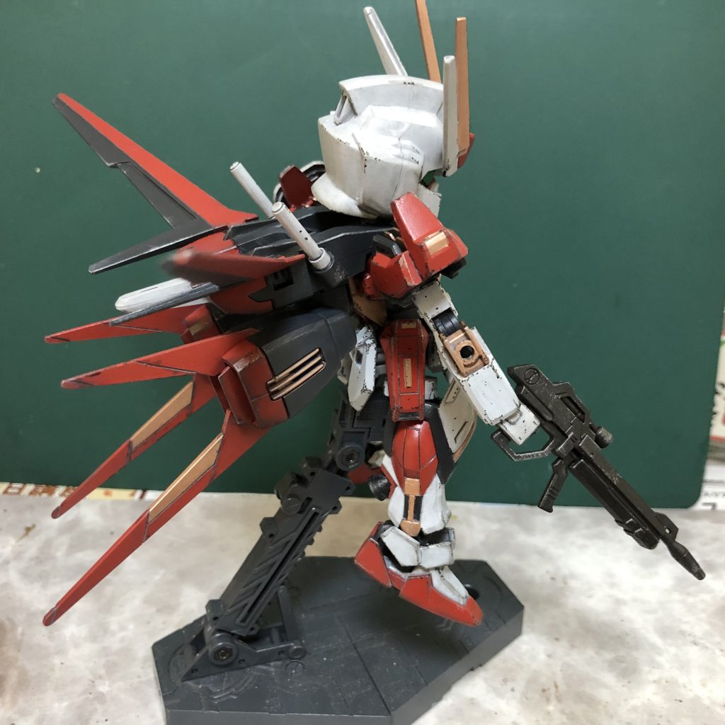 肩アーマーを少しアレンジ。エールストライクパックは、一部筋彫り追加のみ。