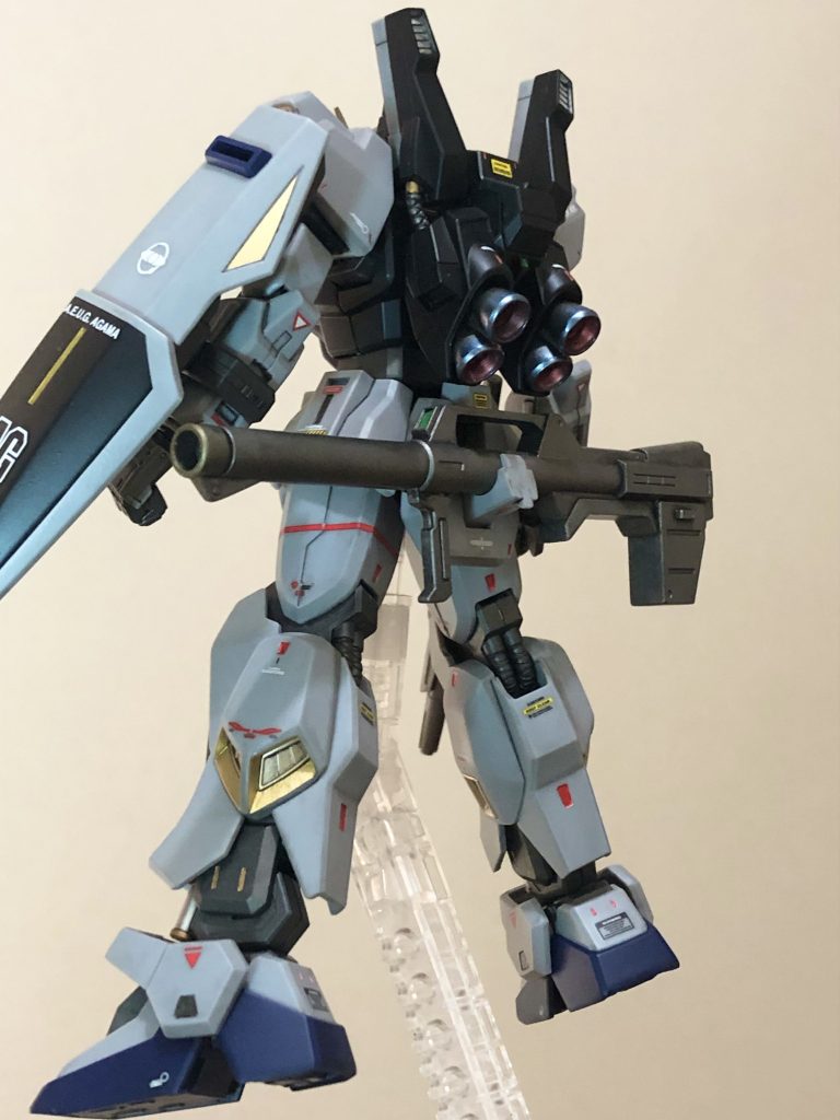 あちこちレッドポイント代わりに蛍光レッドで部分塗装。バーニアはスーパージュラルミンで塗装してタミヤのウェザリングマスターで青焼けを再現、ライフル、バズーカは合わせ目を消してオリジナルのごちゃ混ぜメタリックで塗装して有ります。