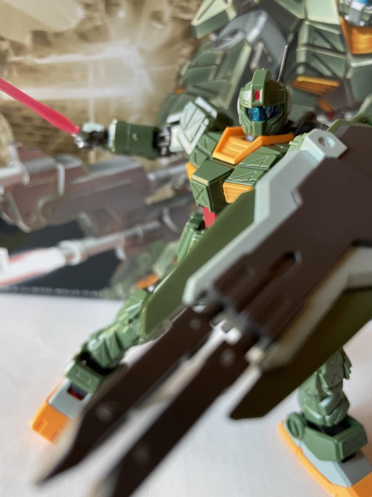 専用の盾スパイク・シールド。攻防一帯の武器。使い勝手よさそう。ランドセルにもビームサーベルが付属。