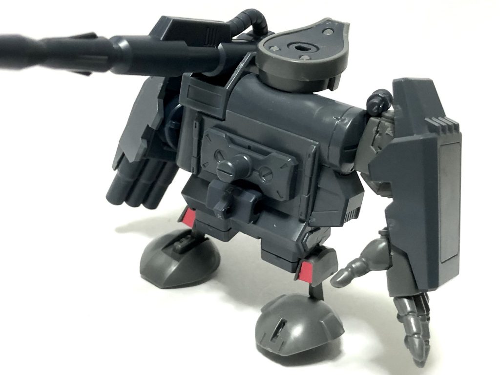 量産型ゲルググの頭部は指揮官タイプのものもついており、私は指揮官タイプではない方を選んだので、使用しなかった一部の頭部パーツは脚として再利用しました。