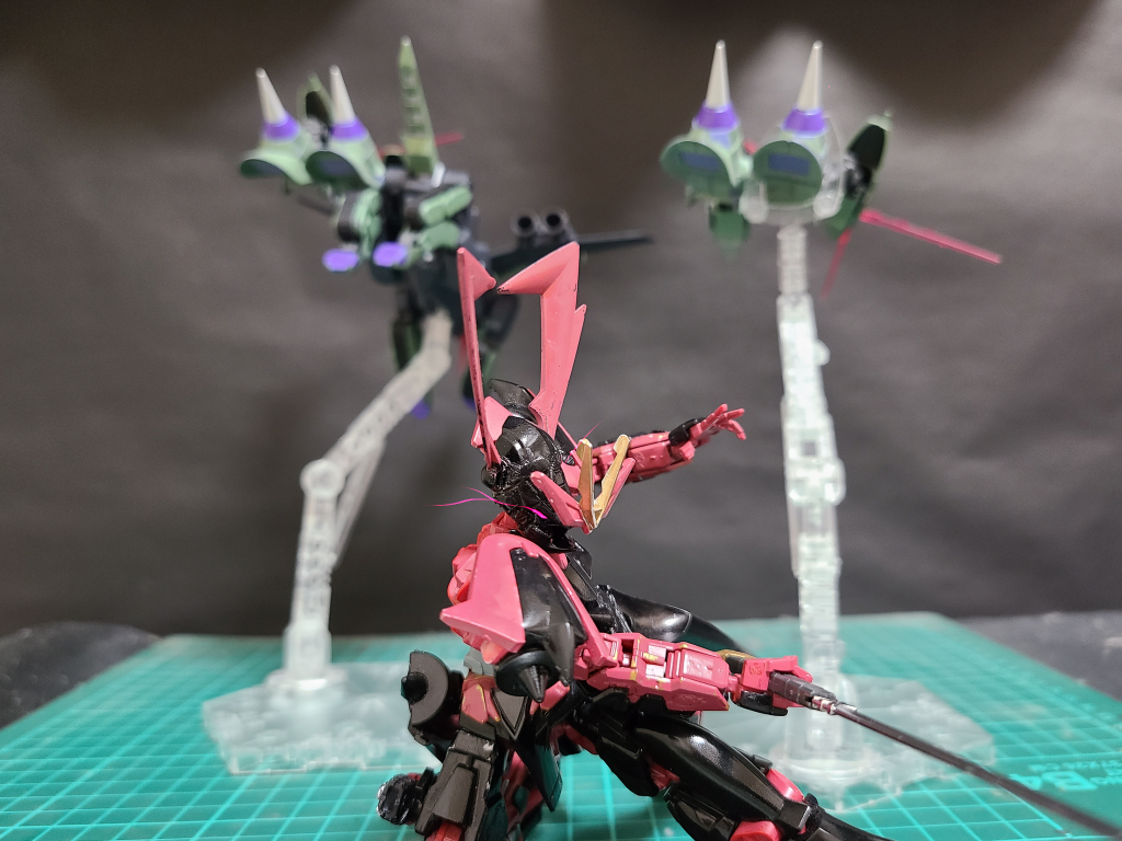 ストレートアストレイVSヒュドラ·バクゥハウンドハウンド「な!はぁ!?えぇ!?く…首が!」サヤ「確かにその武器の攻撃は厄介だが…根本から斬り落とせば一気に攻撃力は落ちる…違うか?」ハウンド「うっそ!バクゥの首を!クソヤバかよ!」サヤ「その首全部きり落としてやろうか?」