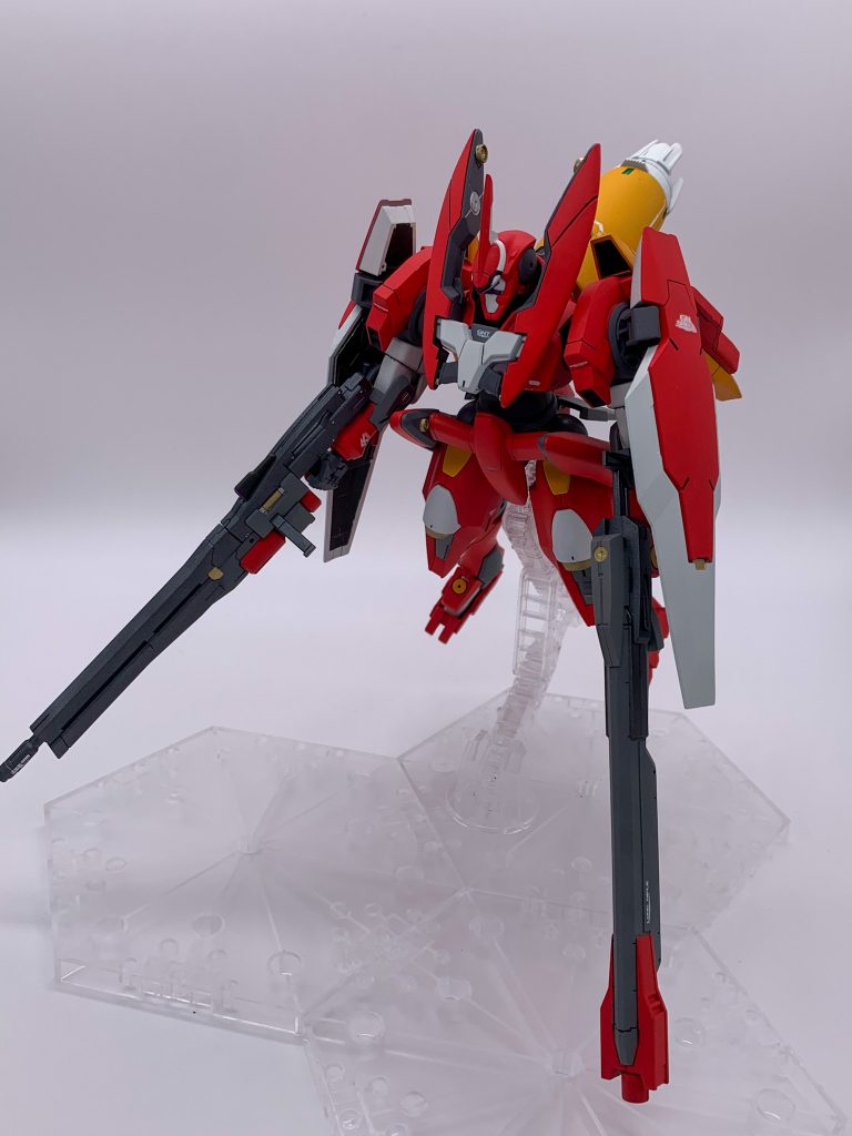 突撃形態。GNブースターにGNロングライフルを2種類も装備してます。腰アーマーに台座との接続軸があり、ポージングはこれが限界。