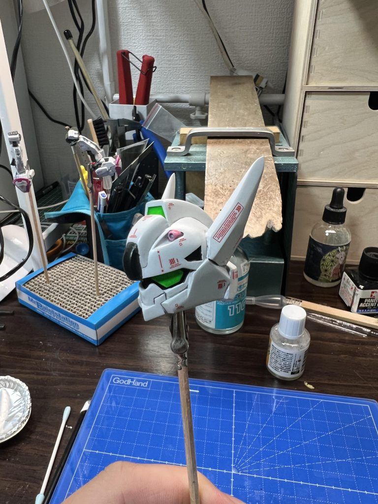 デカールは下品になる直前まで貼るのが好みです。最新のキットという事もあって胴体などはデカールを少なめにしても情報量が多い気がしました。