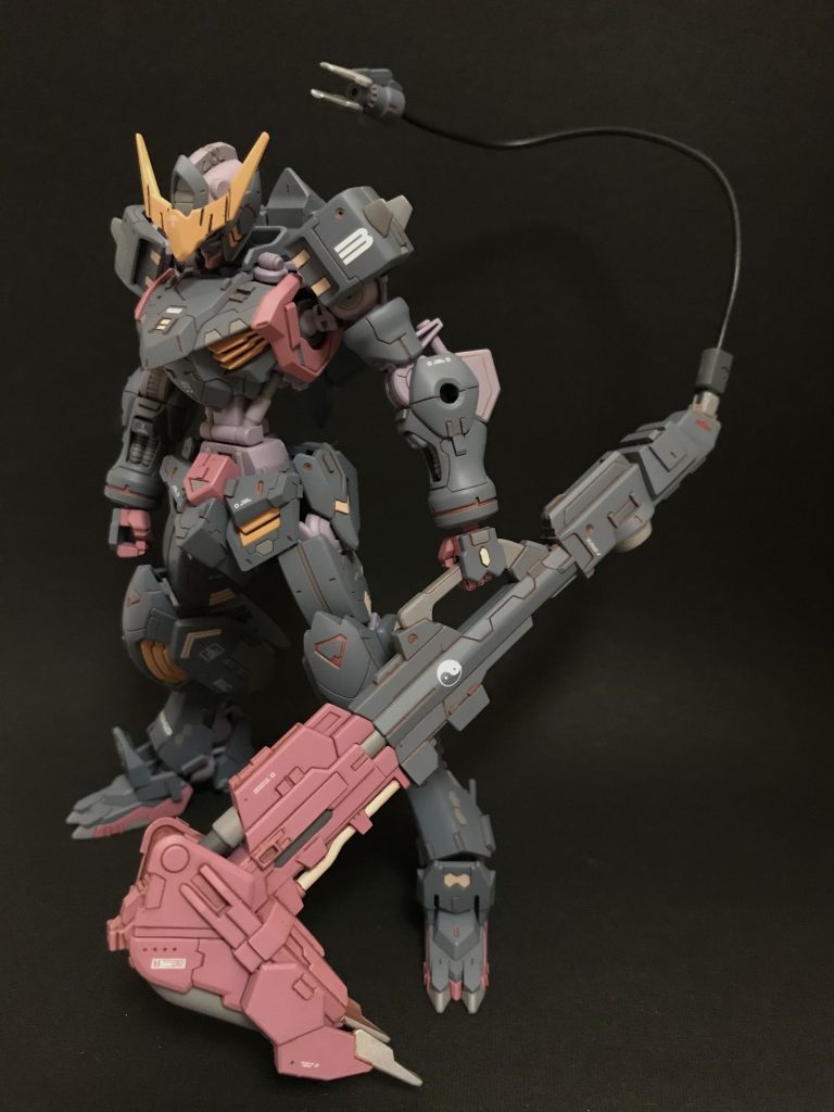 純然たる鈍器ですが、爪がついていたりで色々便利(コクピットハッチこじ開けたり)に使えそうです。といって近接だけだと頼りない気がしたのでお尻の部分をワイヤーで飛ばせる設定にしました。レクスの尻尾みたいなイメージです。巻き付けて引っ張ってきて鈍器で殴る用という想像なので、先端にはマジックハンドみたいなパーツを選びました。