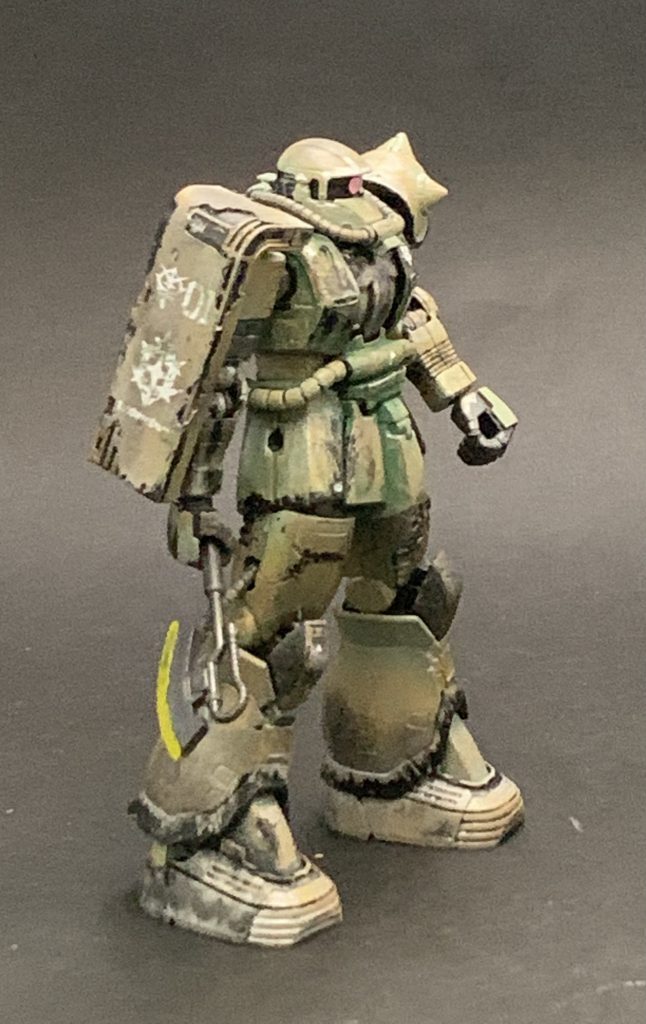 歴戦の勇者のザクというイメージと、補給状態の悪さを表すために足元を重点的に汚しました