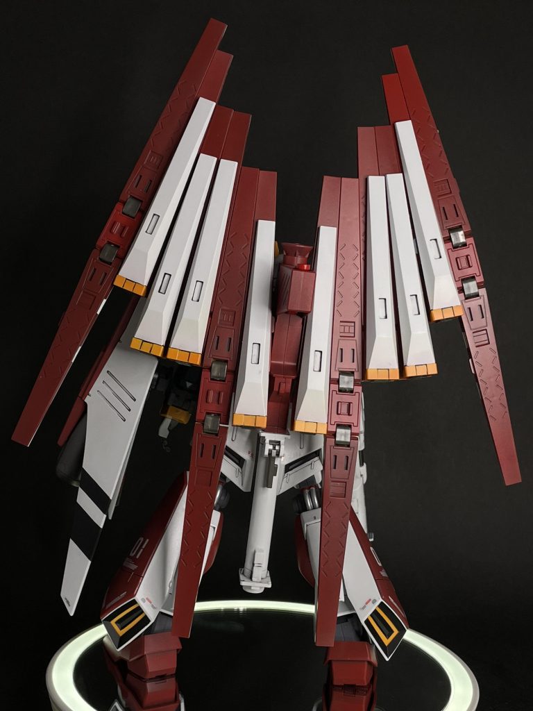 ダブルなので、重くて重くて斜めになっちゃいました笑カッコ悪いです笑自重に耐えられず、撮影中にドンドン脚が開いていきます笑　撮影も一苦労ですよ。チラホラ言い訳してますが、最初、フィンファンネルを組んだ時に、前後間違え組んでしまい、デカールも貼り直しという失敗もありました。おかげでデカール貼り直しというスキルを手に入れました笑