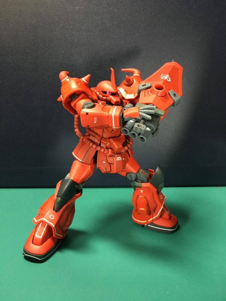 全身の白ラインはガンダムデカールのTHE ORIGIN汎用①より、シャア専用ザクⅡとシャア専用ザクⅠのラインデカールを貼ってみました。ザクⅡ用:スネのフレア部分ザクⅠ用:靴、足の甲、サイド~リアアーマー、肩アーマースパイク部、胸部前腕は局地型ガンダム用のものを使用してます。また、肩のスパイク部はデカール2セット使用して左右をそろえました(シャア専用ザクⅠは左肩にしかスパイクが無いので)