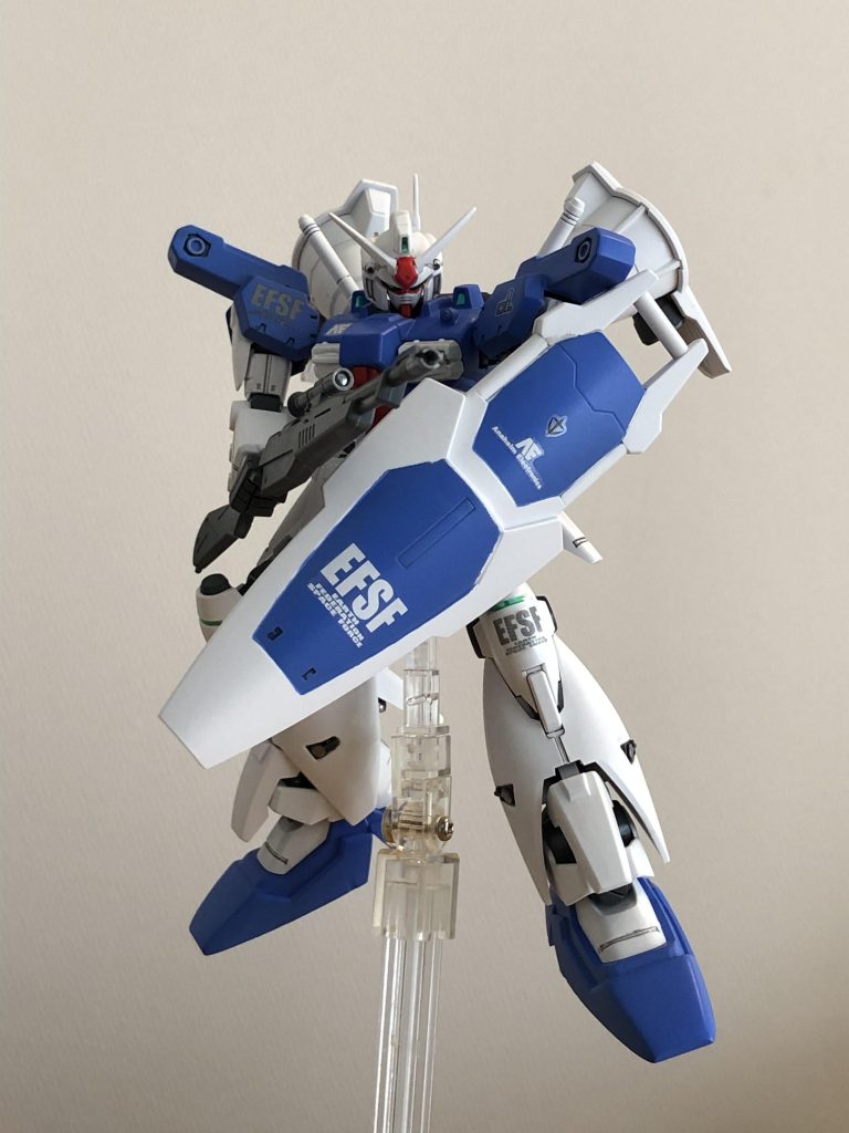 狙撃ポーズ。メイン武装は、ジムスナイパーⅡの狙撃用ビームライフルです。関節変更により狙撃ポーズを無理なく、とることができます!