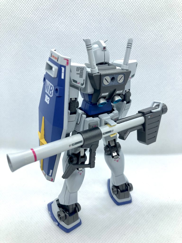 まだ青二才につきマスキングは修行中今回は普段気にしないところまで塗り分けてみました。わかりにくいけど(笑)バズーカは取り付ける際に傷つけたくなかったので、ラッチにマスキングテープ挟んでます。