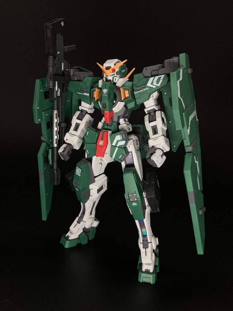 GNフルシールドとGNスナイパーライフルを装備させた素立ちです。全ての外装パーツの面を整えるためヤスリがけ、カンナがけをし、各部位にスジボリでパネルラインの追加や、プラ板で装甲の加工をしています。とくに違いが分かるのが肩部と足の部分のディテールです。