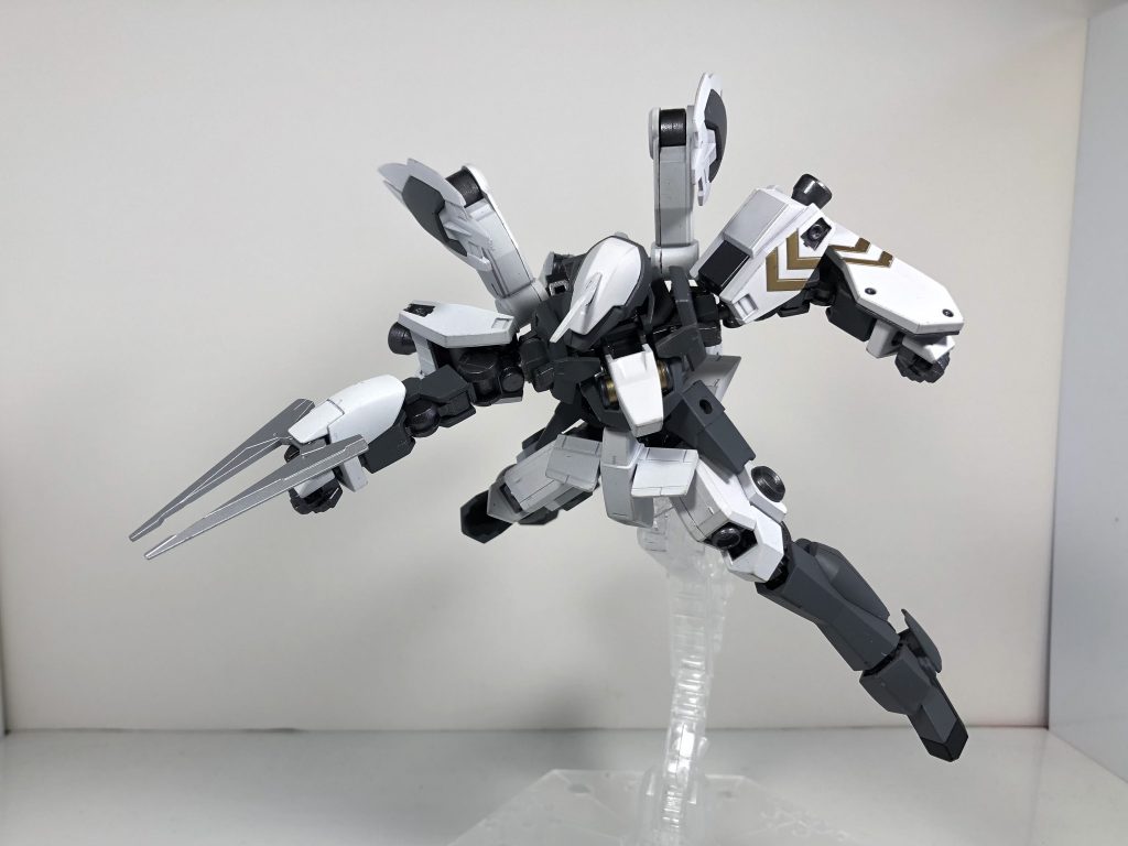 ワイヤークローはメッキシルバーで塗装してあります。このキットではワイヤークローは余剰パーツ扱いでワイヤーは付属してませんでした…