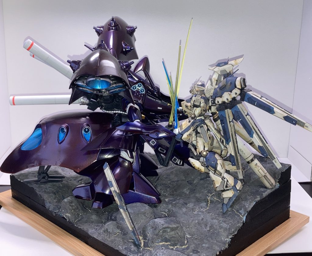 ボロボロのHi-νガンダムと、ダメージひとつないナイチンゲール。圧倒的性能差の中で繰り広げられるバトルから目が離せない。