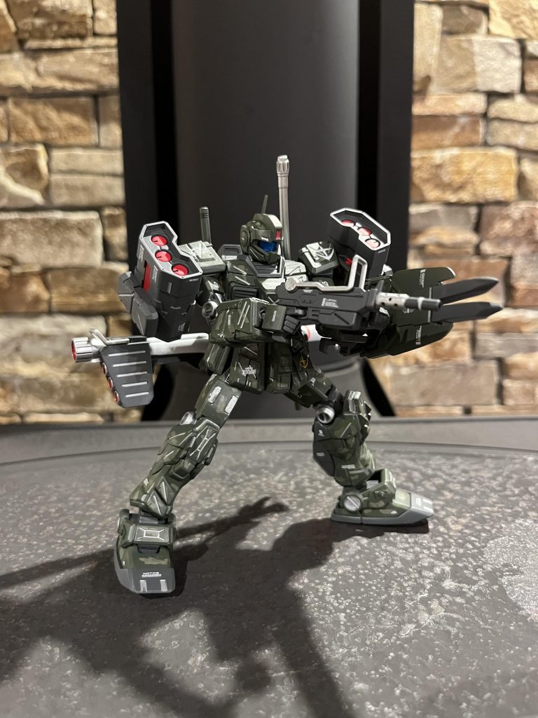 今回は筆で迷彩柄らしいものをつけてみました。ちなみにこのジムストライカーは1ヶ月前に作ったものです。