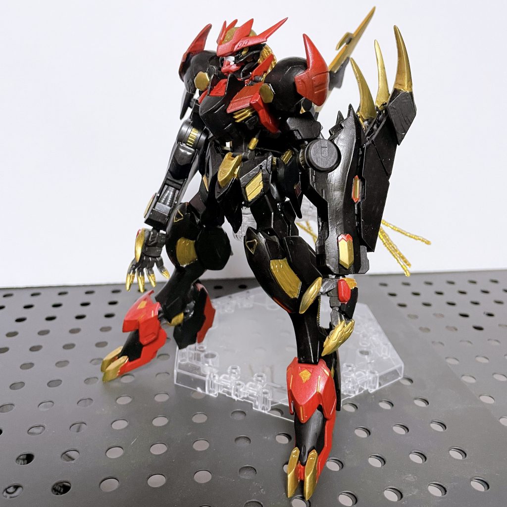 爪はルプスレクスの隠し腕を改造したパーツなので変形します。鬣をおろして爪をしまい、尻尾を縮めることで一般的なMSに近い体型になります。ちょっと忍者っぽい。