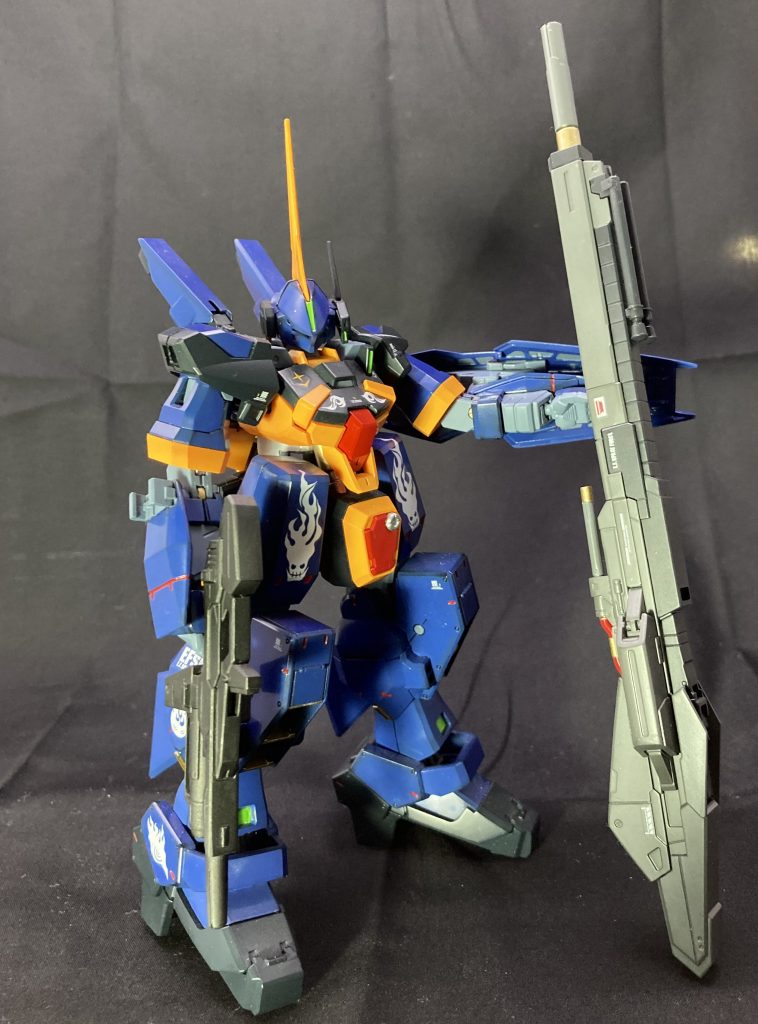 ティターンズカラーの方は逆に地球連邦機色を強めに拡張性を感じさせるイメージで作りました。