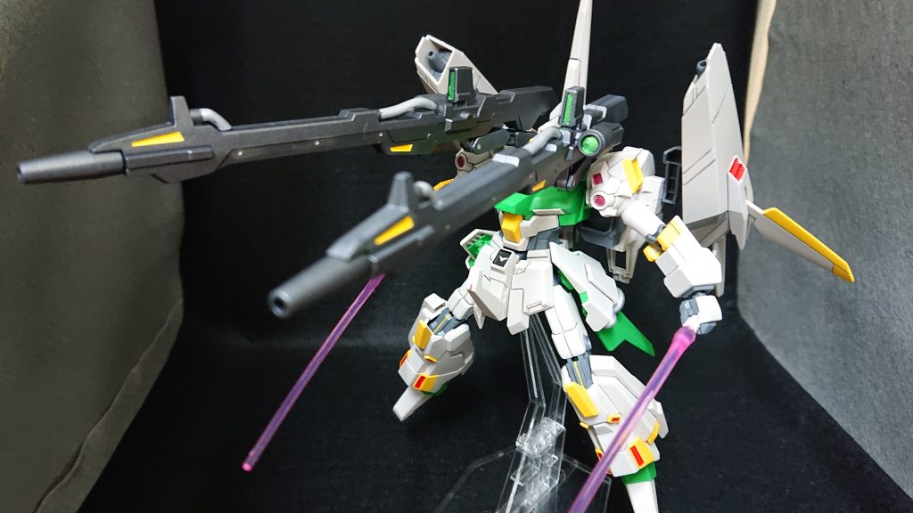 本体のホワイトはそのままにして、明るめの色でまとめてみました機体のセンサーカラーはメタルピーチ、メガ・ビーム・ランチャーはメタルイエローグリーンにしてみましたでは、最後までご覧いただきありがとうございました