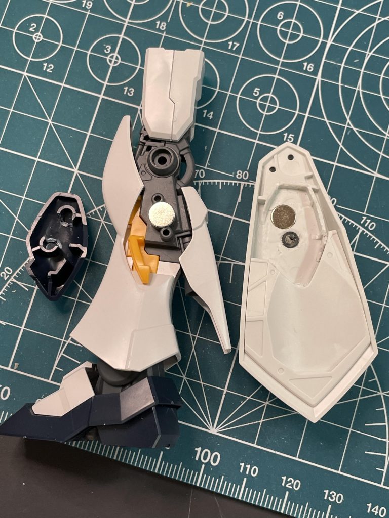 取付はマグネットEGνガンダムに戻せるように、取り外し可能なものにしたかったので、色々工作しました。Twitterのフォロワーさんに、ご指導いただき、物理的な差込み加工を試みたのですが、僕の腕では上手くいかず断念。お手軽加工のマグネット式にしたのですが、これがまた、保持力が足りなくて大苦戦。まだまだ未熟だなと、痛感しました。