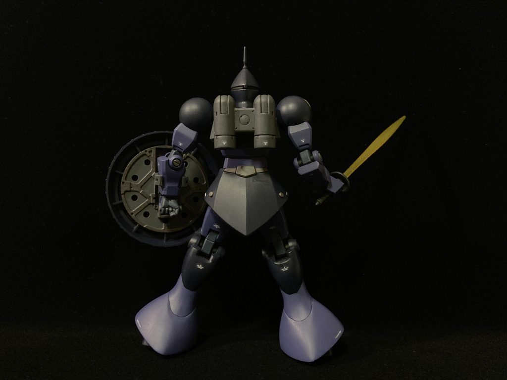 後ろ姿。最近購入した撮影用の背景布を使ってみました。ですが、黒系の機体に黒背景はビギナーには難しく、今回の投稿は黒背景と通常背景のミクスチャースタイルでお送り致します。ホントすいません。撮影技術もガンプラスキルの1ステータスなんですね…ここまでガッツリ色変えて全塗装したのはEGガンダム以来、2作目です。