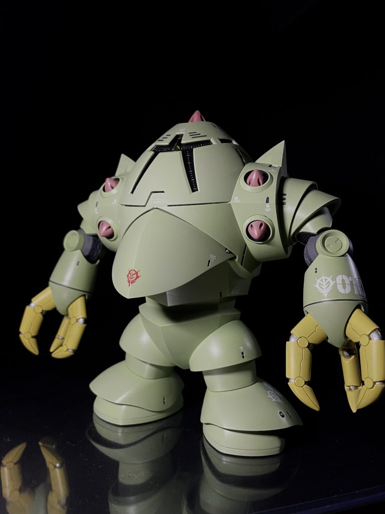 正面ショット。可動は大したことはないですが、内部フレームでモノアイが好きな位置に動かせたり、爪が全関節動かせたりと芸は細かいです。あっさりデザインなのでデカール多めで情報量増やしました。