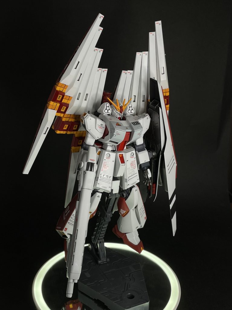 浮遊感やはり宇宙空間に浮かぶ的な演出の方が、νガンダムには似合いますよね〜！アクションベースがないと、まともに自立出来ないというのは内緒です。