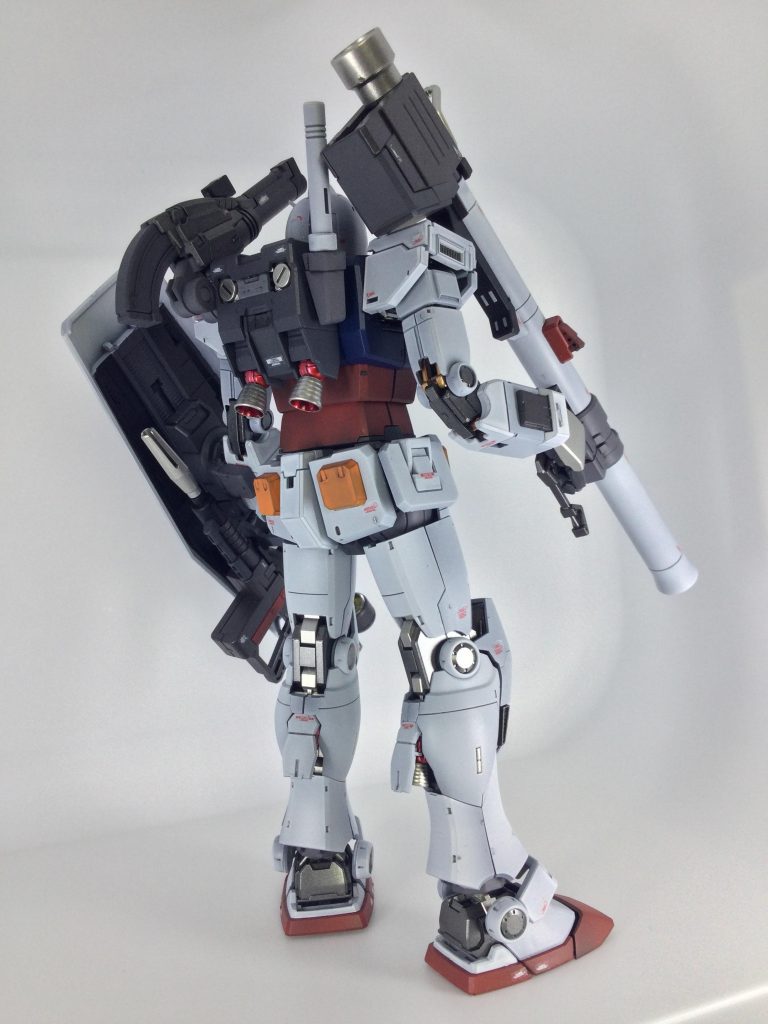 バックショットです‼︎ 使ったカラーは、下地に「ガイアEXブラック」それに「クレオスMSホワイト、MSレッド、MSブルー」「タミヤオレンジ」を外装に使用しました‼︎