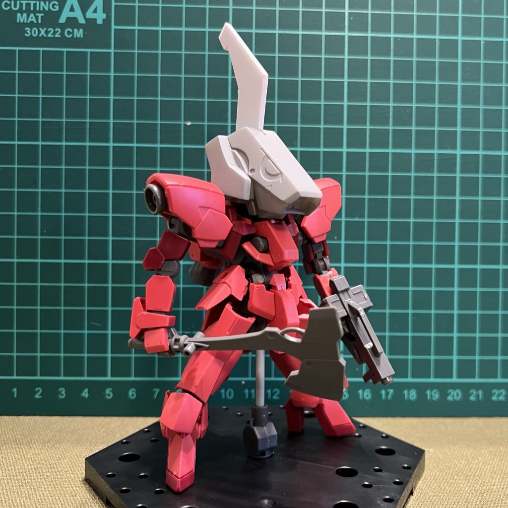 頭部の積層痕を磨いて水性サフを吹きました。本塗装前にマジックリンで水性サフを落としてプライマー→ラッカーのサフ→メインカラーという順番で塗装します。なのでサフチェック時の出力品は水性サフを吹くようになりました。