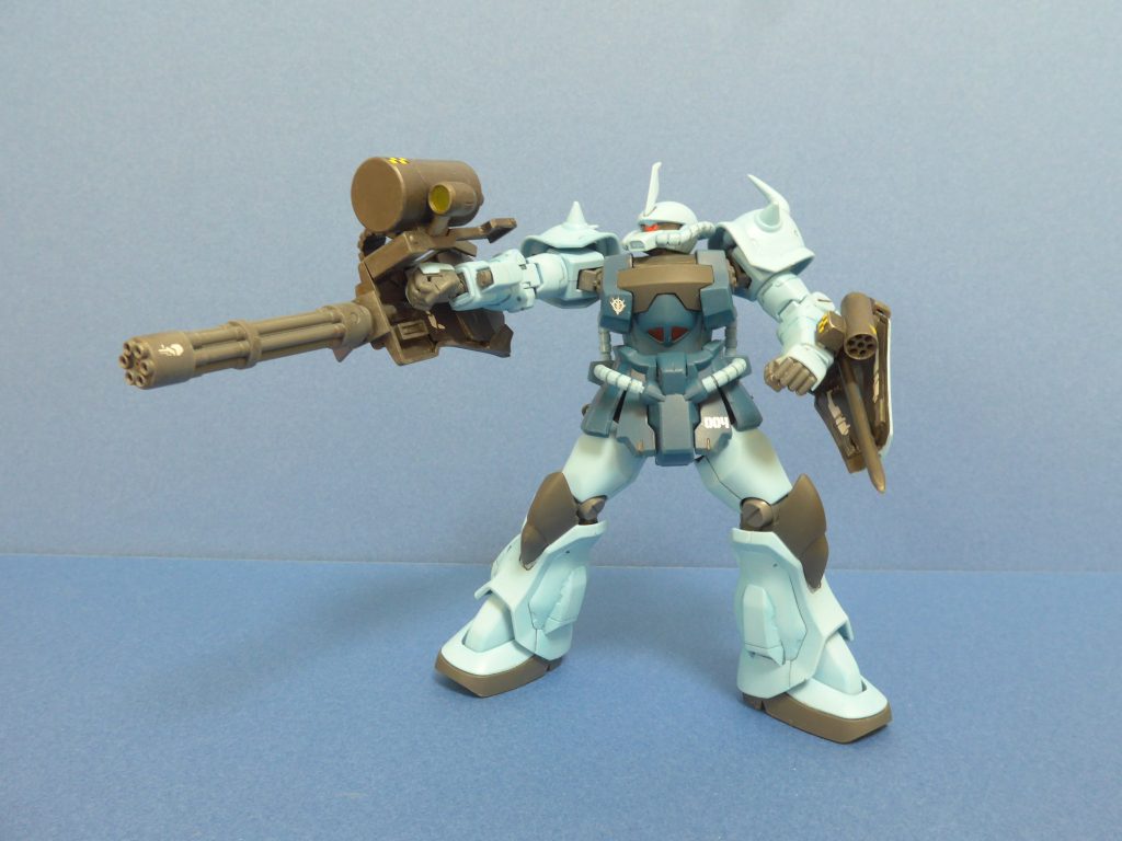 右腕に付け直して打ちやすくなったであろうガトリング砲をガンガン打ってます。