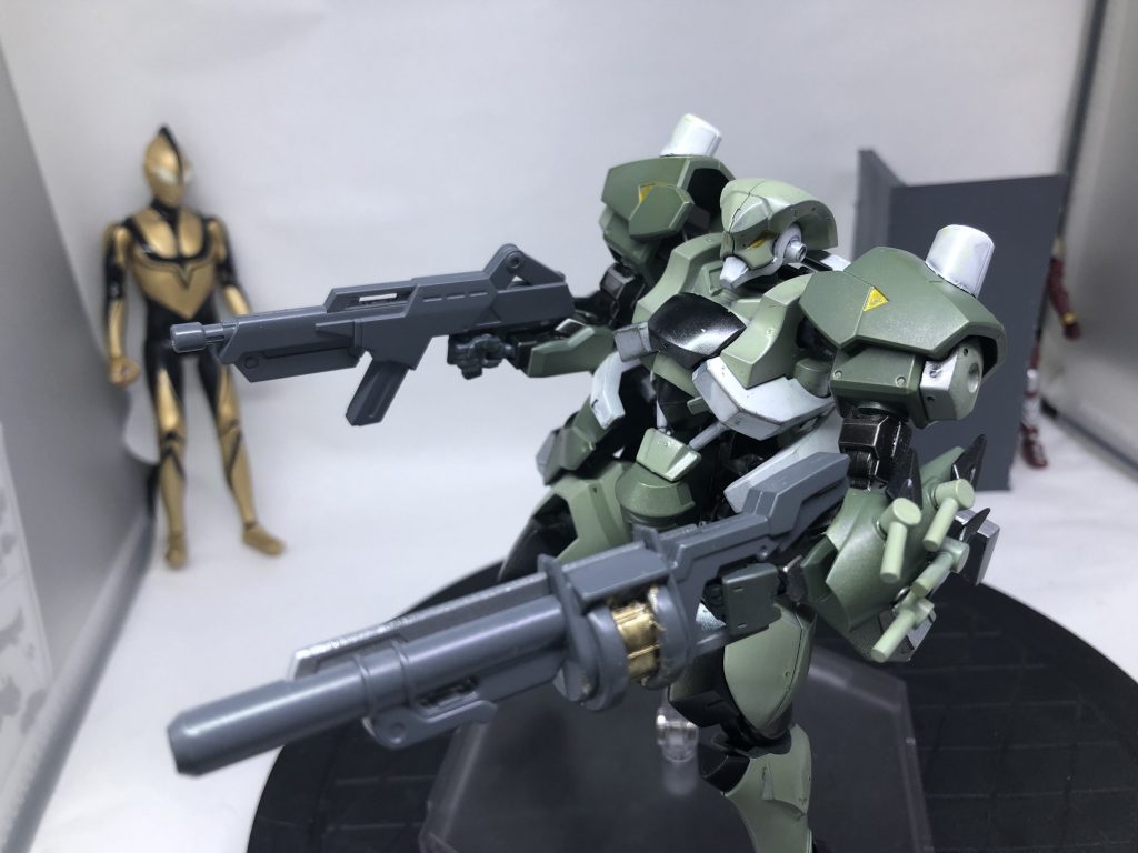 目と肩は筆ペンの金の穂を使用獅電の腕に変更してシールド装備可能に！