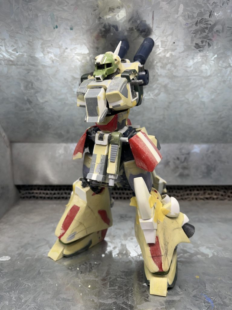 設定途中。緑がMGハイザック、赤がMGサザビー、紫がMGドム、グレーが旧キットザクⅢ。白部分はパトレイバーのイングラム、肌色はエポパテです。