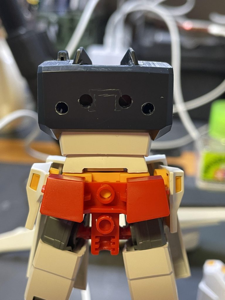 バックパックはHGです。なぜなら、ダブルフィンファンネルにするには、HGのものを使用するのが一番手っ取り早いから〜(ち◯ちゃん風)笑フィンファンネルのラッチはEGのバックパックでは片方だけなので、HGを使用し楽チンしました。と言いたいところですが、背部のダボ穴箇所が全然違うので、加工が必要で、それはそれで面倒でしたけど笑　まあ、加工するのは楽しみの一つなので、全然オーケー！