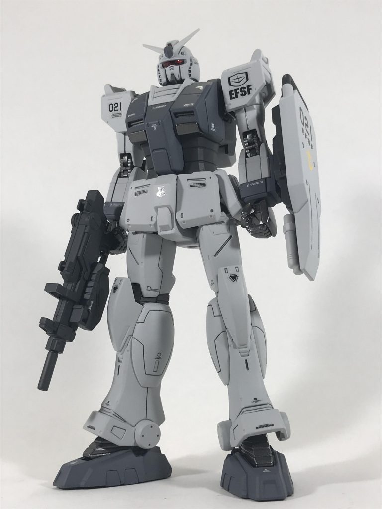 トリは局地型ガンダムです。こちらも一般的なガンダムと比較すると工業的なデザインで兵器感がありますね。グレー系にすると尚更に兵器感が出てきている様な気がします。