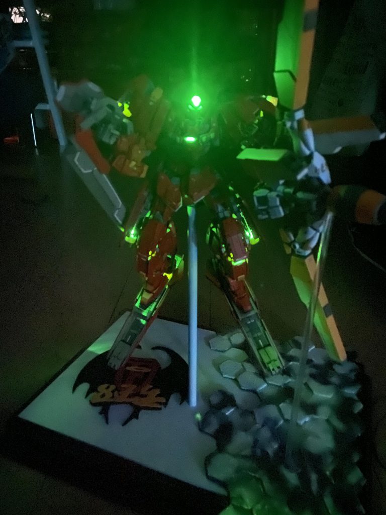 全身に15個のLEDを仕込みgnドライブを始め、各部スラスターの電飾も行っています！