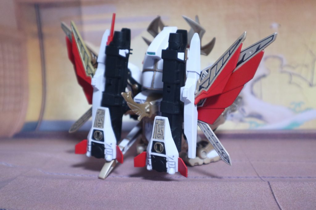 背面赤いパーツが欠品してます。そのうち注文して付けたい。