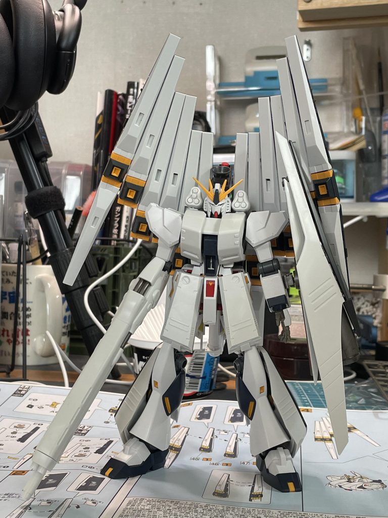 パチ組みEGνガンダムに、HGのHWSパーツを移植中の状態です。やはりオーソドックスなカラーリングは落ち着きますね笑