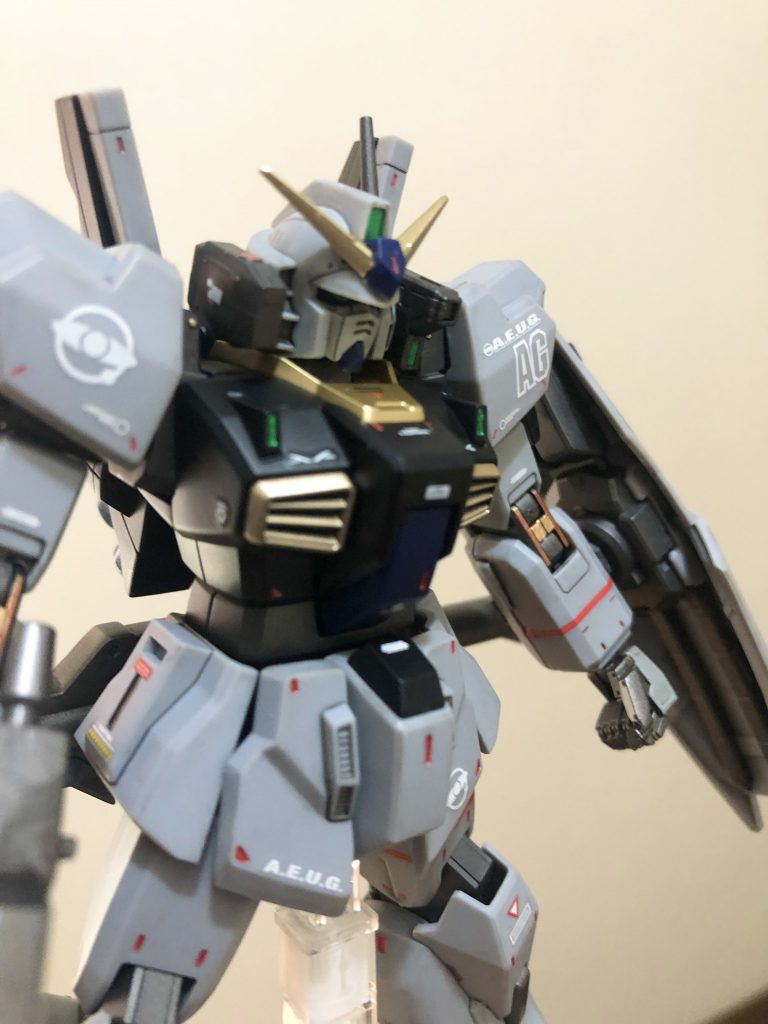 肘部分は初期のRGを参考にスーパーカッパーで塗装。本体グレー、関節は限定品なんで無塗装の成形色のまま、ビルダーパーツのハンドは成形色に合わせてグレーはホワイトとニュートラルグレー6:4、拳の部分は焼鉄色と黒鉄色1:1で塗装して有ります。