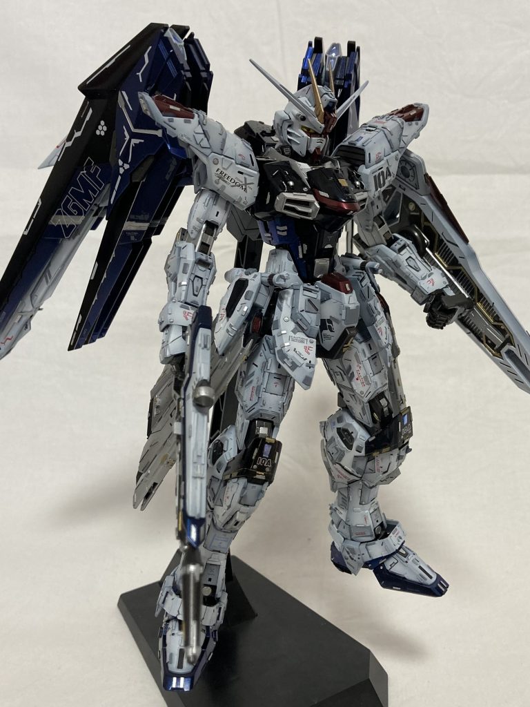 スピンブレードで開けた穴には、リベットパーツをシルバーに塗装して接着2.0のゴテゴテ感を活かせる改造を目指しました