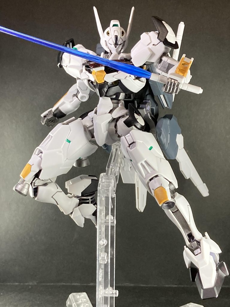 シールドがビットに変わり装着出来るので大きくシルエット変わるのも面白いキットですね。