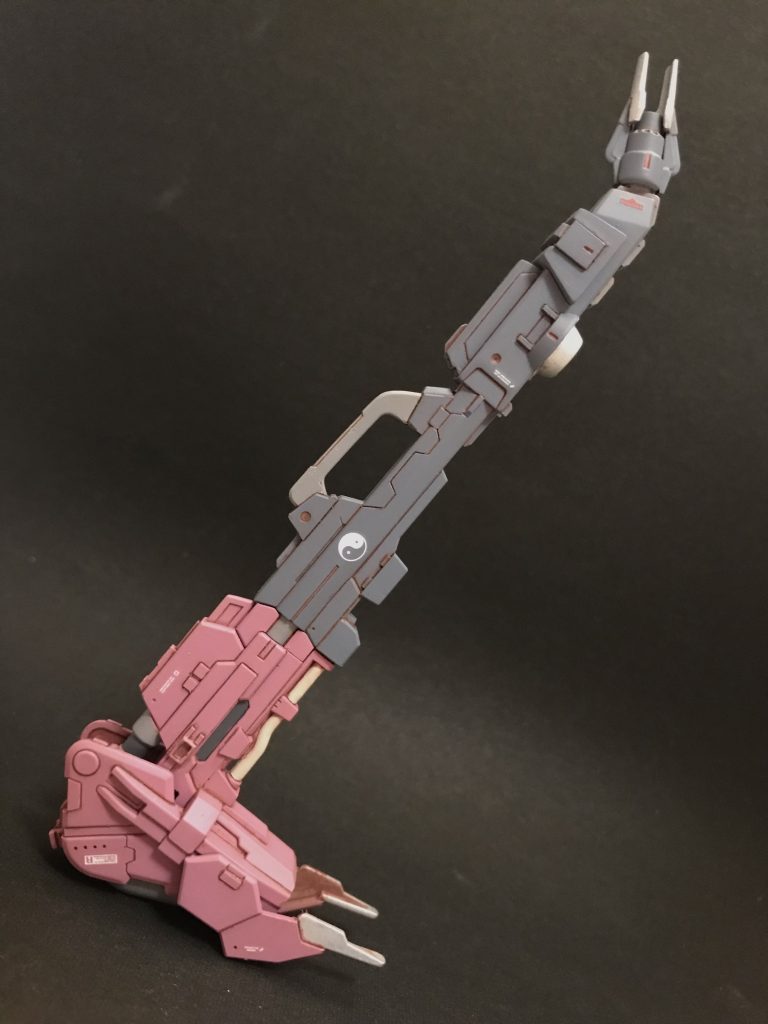 オリ武器企画ーーどうせなら人と被らない変わった武器を作りたいなぁとティンベーローチンと迷って最終的にバールになりました。鉄血だし、バルバトスだし、レンチは劇中に出てたし、意外と親和性高いんじゃないかと。ビームマスターの武器、ケルディムのライフル、ジュリアの靴、1/100ルプスの滑空砲、ロトのキャノン砲、F91のバズーカなんかが材料です。