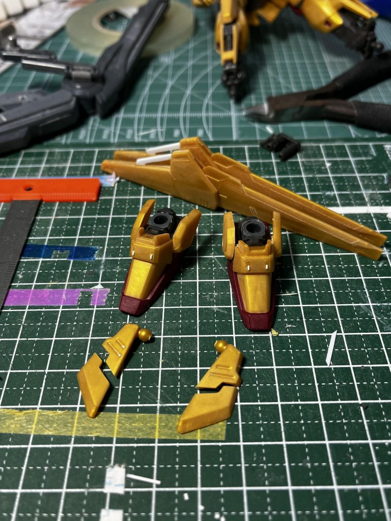 製作工程を一部抜粋・バックパックのフィンを2枚重ねて装備できるように加工・フロントスカート分割・レッド(今回はグリーン)ポイントチップ埋め