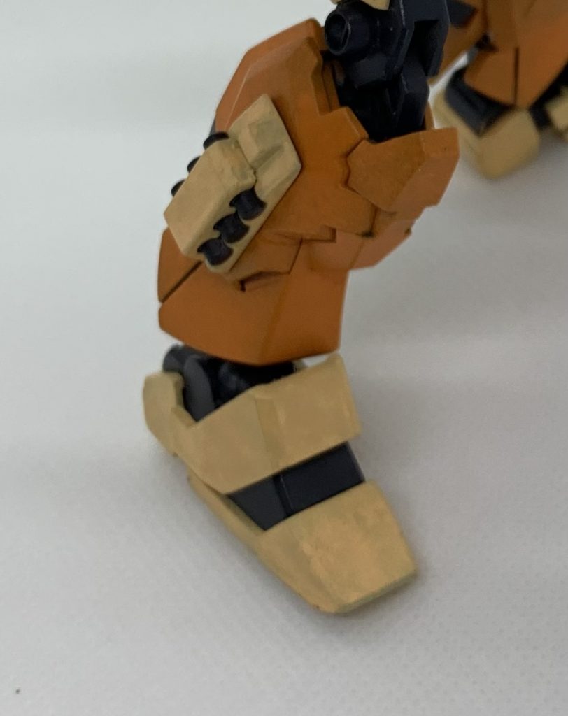 腰アーマーには、ビームマスターのものを取り付けたので、余った、ジェスタの腰アーマーのミサイルポッドを脚に両面テープで付けました。