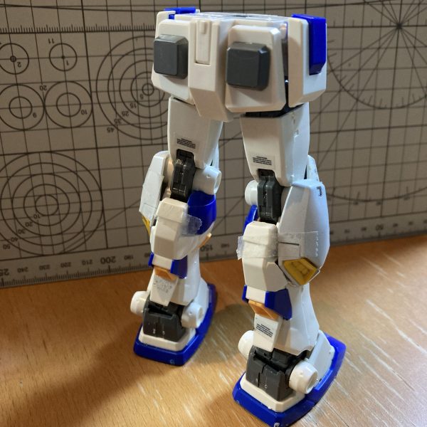 1/100でジムⅢのカスタム機を妄想してます。特長的な下腿外側のサブスラスターの仮組み終了。ガンダムMK-Ⅱバージョン1.0のジャンクパーツを流用。本来のデザインは上が尖った形状ですが、このままでいいかな？膝も黒っぽい箱が突き出ているのですが、個人的に好きではないので再現するか迷ってます。笑（3枚目）