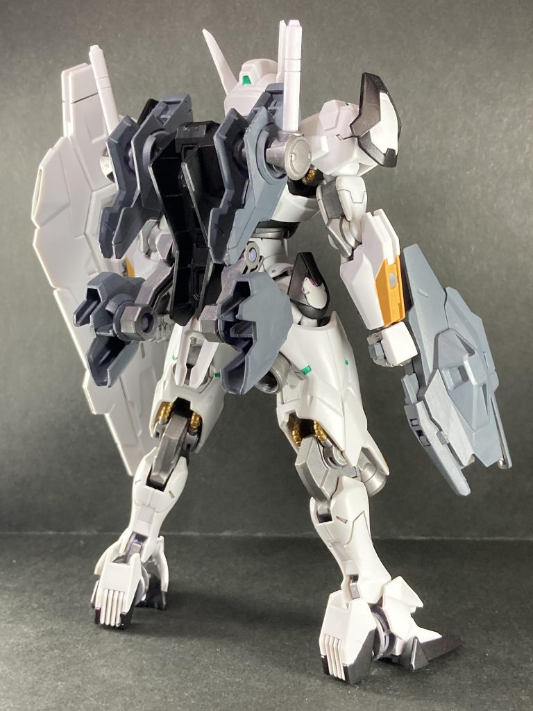 フレーム部分は銀塗装し、パイプ部分は金塗装で塗り分けています。