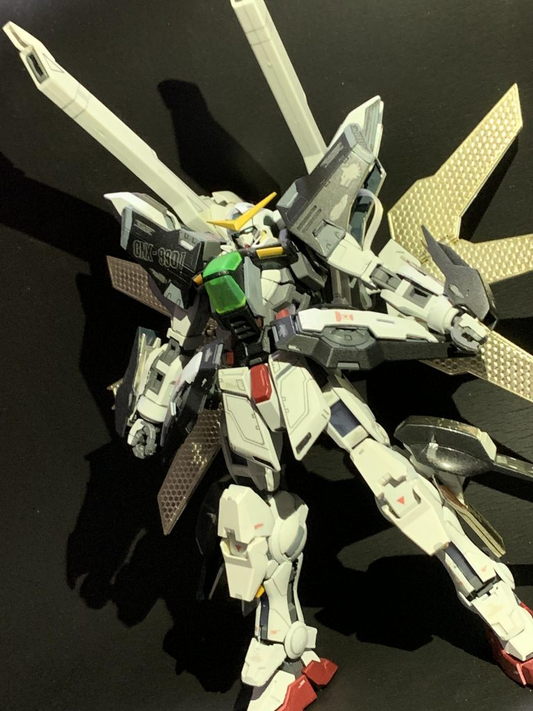 もちろんツインサテライトキャノン(太陽炉付いてるのでサンライズキャノンか?)は展開可能。サイドスカートについてるコンデンサーおよび、腕部・脚部のフィンを展開することで効率的に放熱ができる。