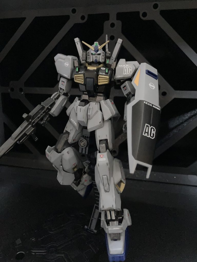 ボディやシールドはガイアカラーのアルティメットブラックにシルバーを少し混ぜて塗装しています。関節部はMr.カラーの焼鉄色、武装系は黒鉄色で塗装。